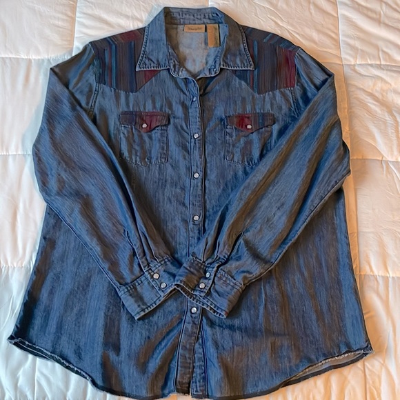 Women’s Wrangler Long Sleeve Snap Shirt - Picture 1 of 8